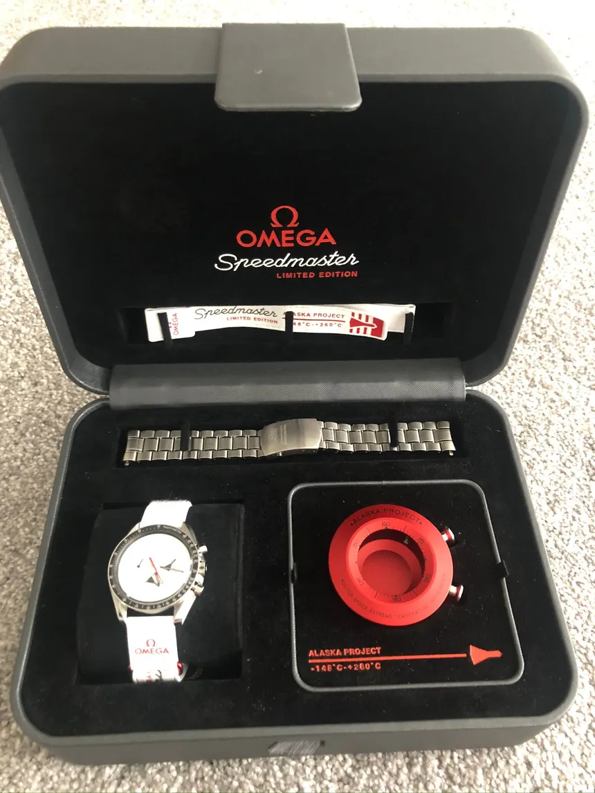 Omega Speedmaster Alaska Project con scudo termico in alluminio anodizzato rosso